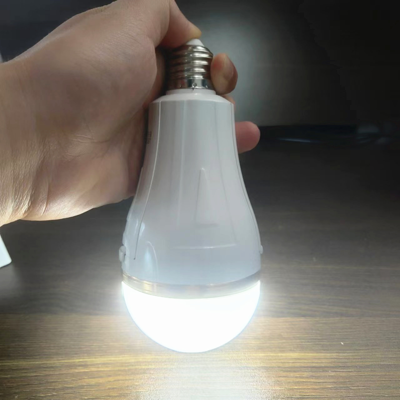 لمبة إضاءة ليد مع بطاريتين ليث - مراجعة Power Outage Light وسعره